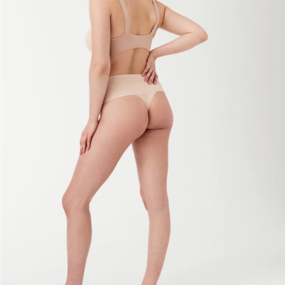 SPANXsmooth™ Undie-tectable Thong SP0115 (Medium) - Picture 3 of 4